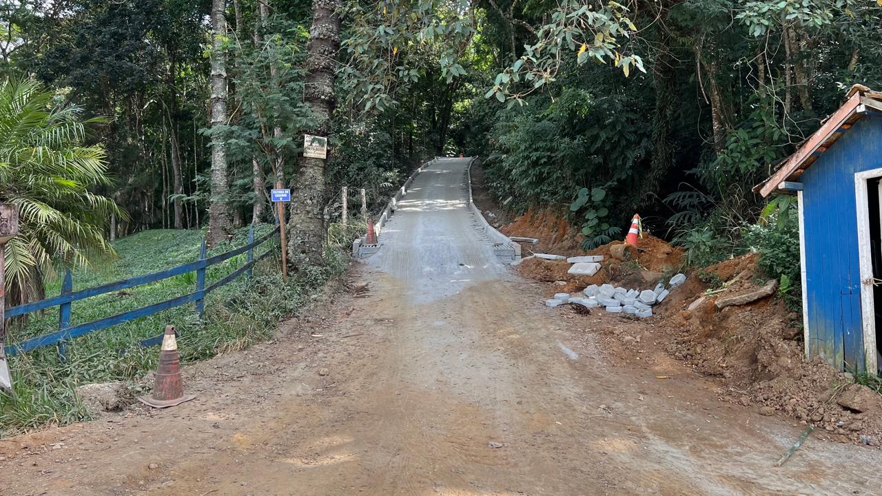 Prefeitura avança para etapa final do calçamento da Estrada do Engenho Novo em Santos Dumont